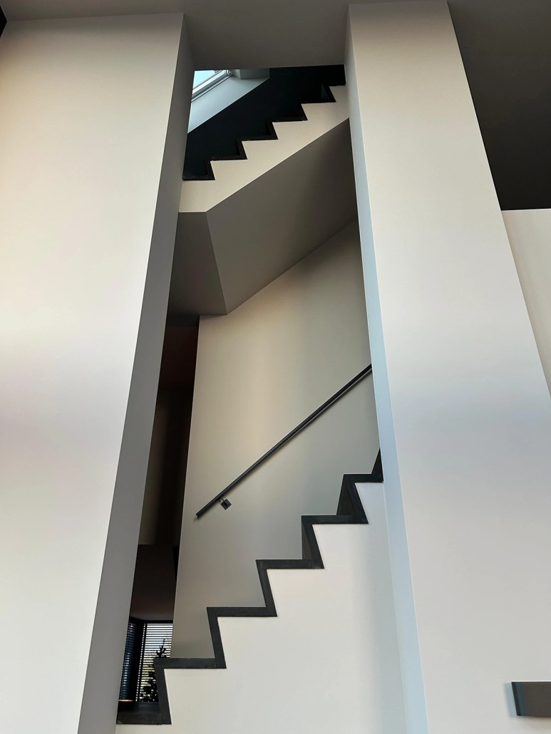 Stalen rechte trapleuning bij open trap