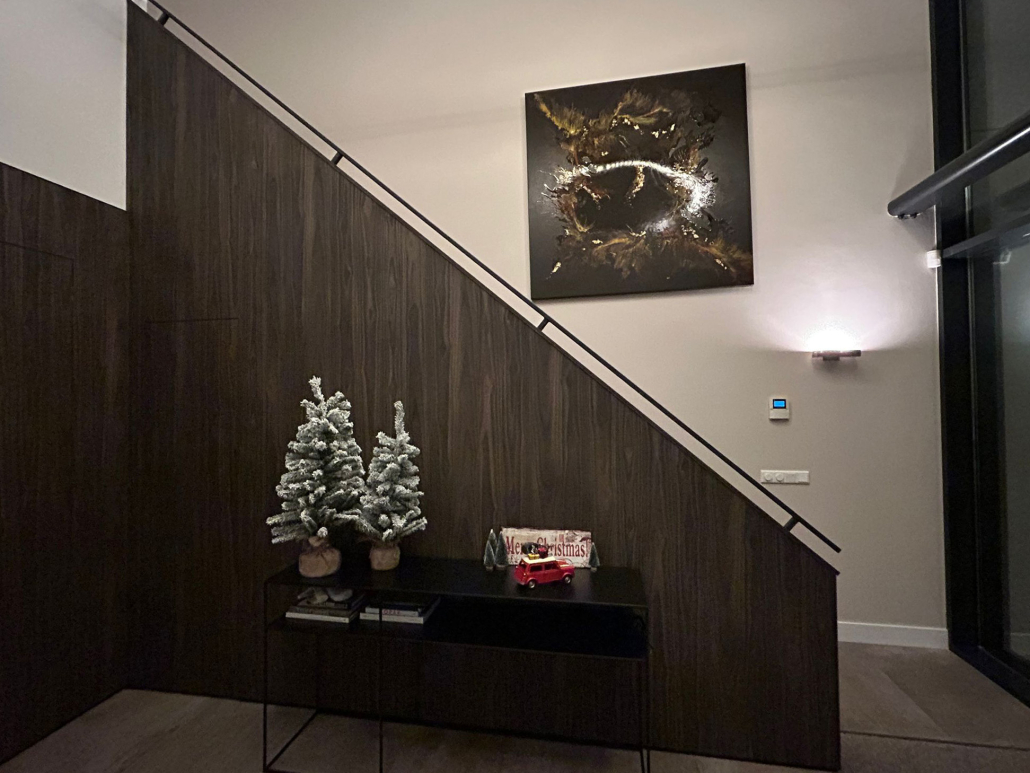 Stalen trapleuning op donkere houten trap