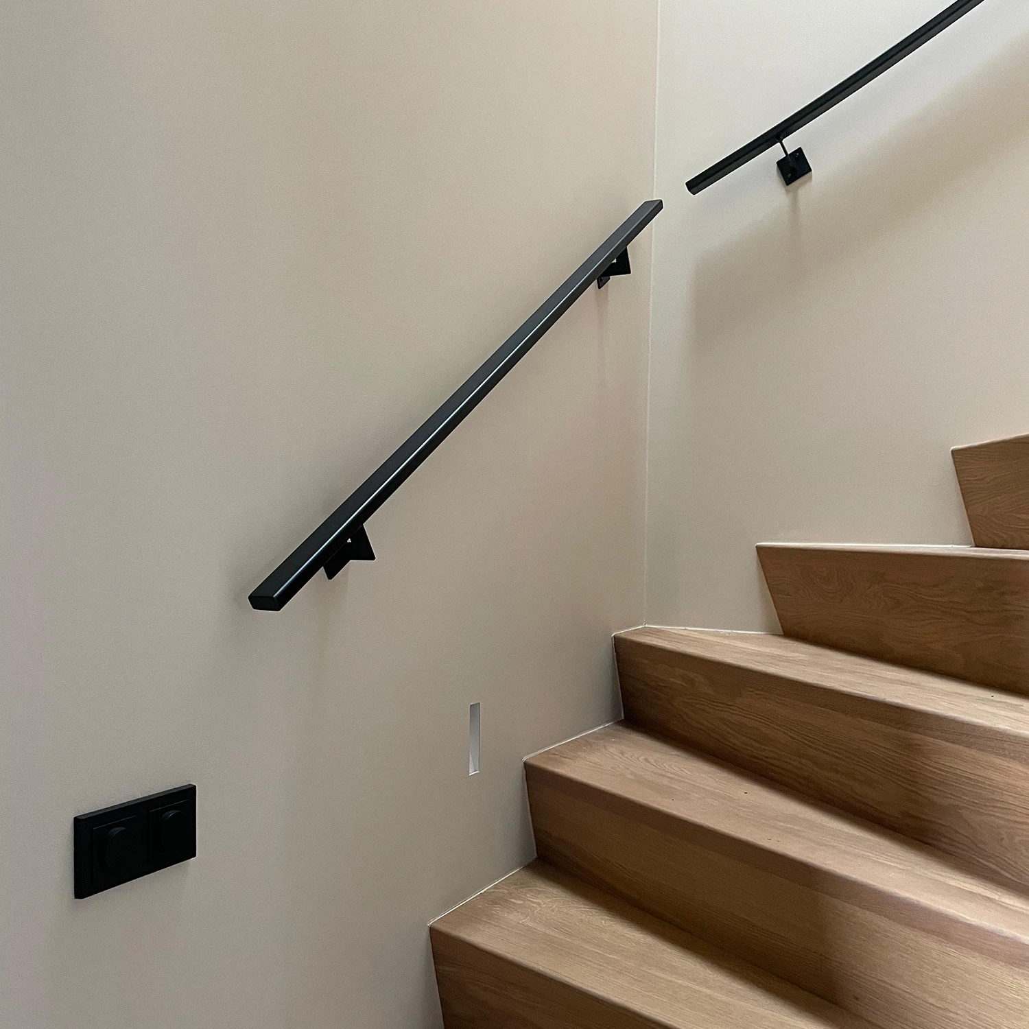 houten trap met stalen trapleuning vierkant